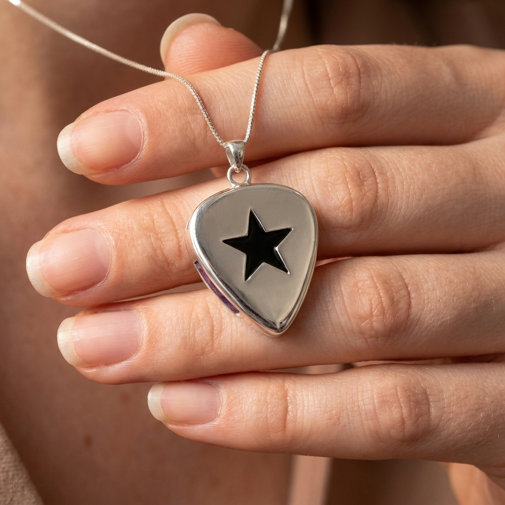 Star Cut-Out Guitar Pick Holder Pendant – Silver